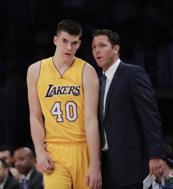 Lakers mantém Zubac, mas dispensa Bryant e Ennis